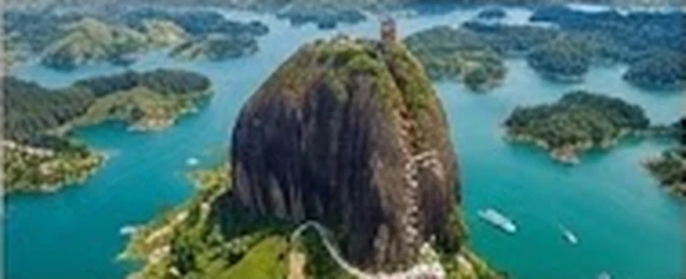 La Piedra del Peñol rodeada por el embalse y sus islas