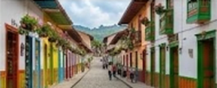 Calle de Jardín con casas de colores y balcones