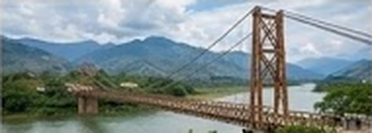 Puente de Occidente colgante sobre el río Cauca