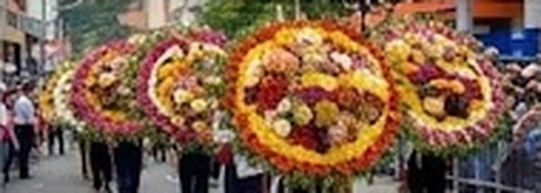 Silletas de flores desfilando en la Feria de las Flores