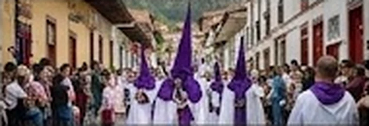 Procesión de Semana Santa con túnicas moradas en Sonsón