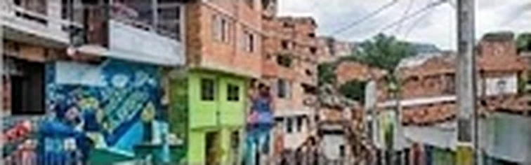 Casas y murales de colores en la Comuna 13 de Medellín
