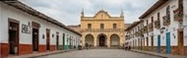 Plaza Cisneros con edificio histórico al fondo