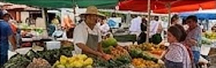 Puestos de frutas y verduras en el mercado campesino de Abejorral