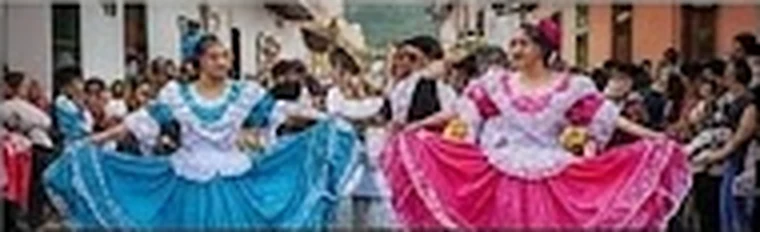 Bailarinas de pasillo con trajes azul y rosado en San Jerónimo